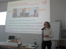 Frau Nofftz hält Vortrag zum Schriftdolmetschen